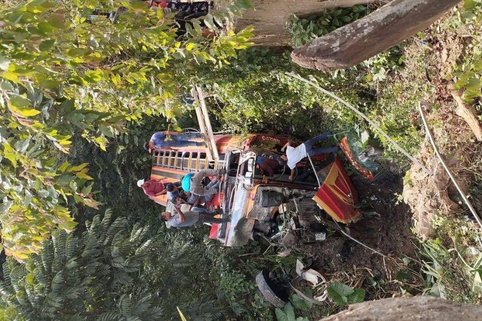 El bus extraurbano cayó a una hondonada tras intentar esquivar al otro vehículo. (Foto: redes sociales)