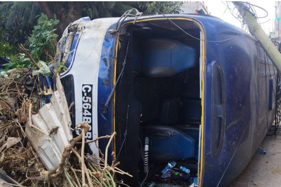 Además de volcar, derribó un poste de electricidad. (Foto: ASONBOMD)