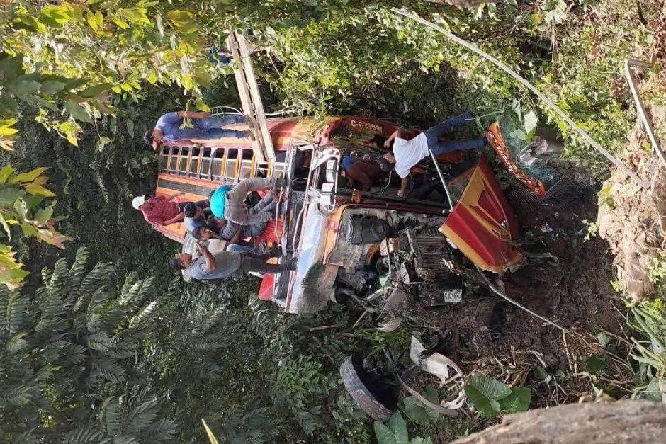 El conductor de vehículo tipo agrícola conducía ebrio y provocó que un bus volcara. (Foto: redes sociales)