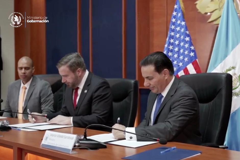 Autoridades firmaron el acuerdo de entendimiento sobre el intercambio de información entre el Ministerio de Gobernación y la Embajada de Estados Unidos. (Foto: captura de pantalla)