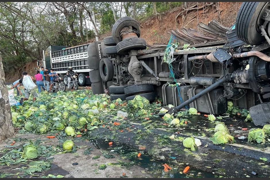 Toda la mercadería quedó regada en el lugar. (Foto: redes sociales)