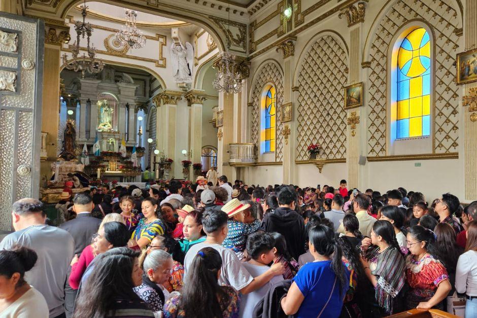 Desde la madrugada, muchos fieles esperaban ingresar al Santuario. (Foto: Estuardo Paredes/Soy502)