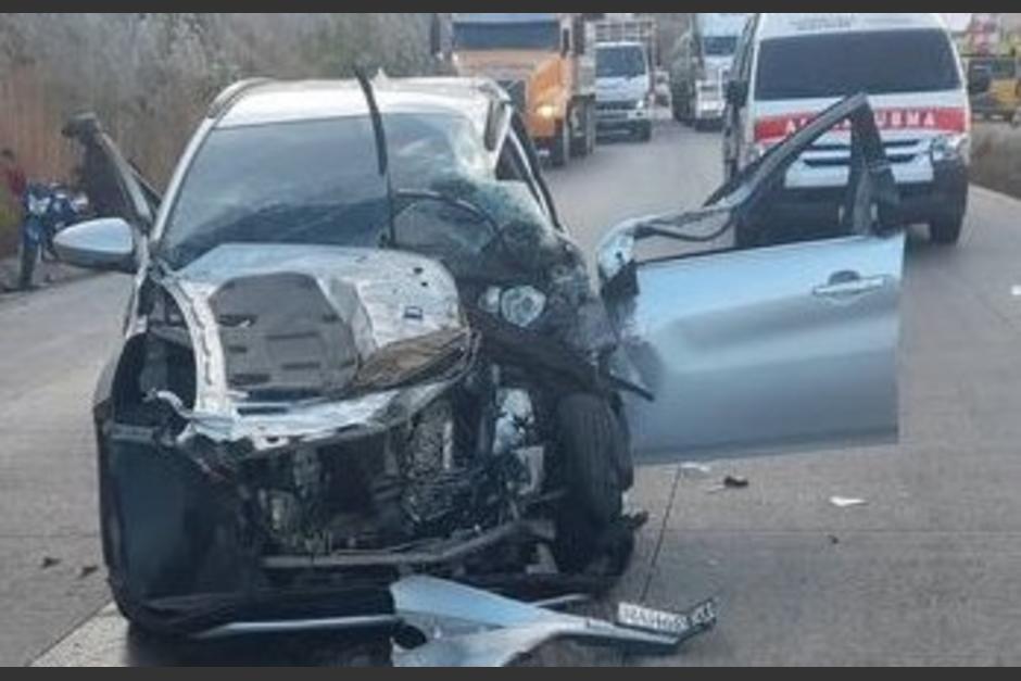 La estructura del auto quedó destruida tras el impacto. (Foto: Bomberos Voluntarios)