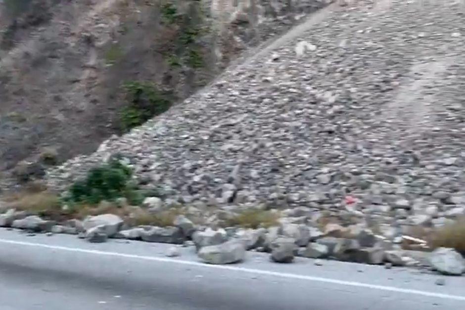 Grandes trozos de roca quedaron en el asfalto de la ruta. (Foto: captura de video)