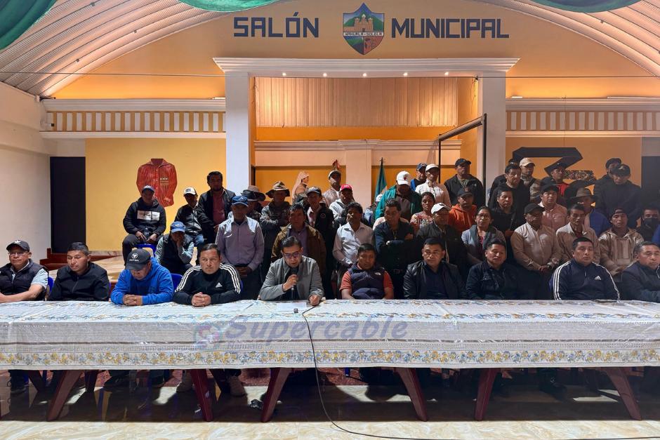 El alcalde de Nahualá, brindó conferencia de prensa. (Foto: Supercable Nahualá)