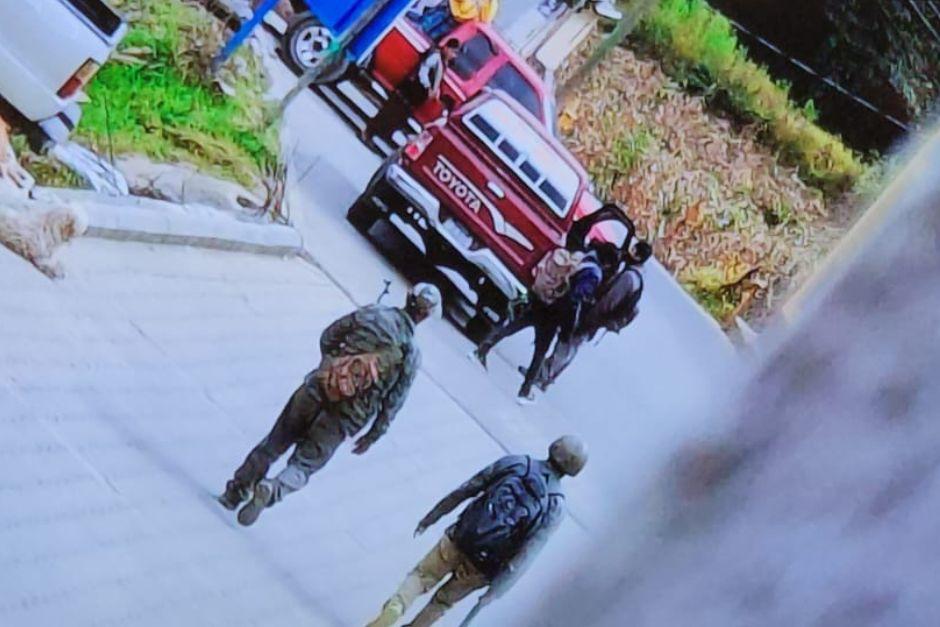 Los hombres simulaban portar uniforme militar. (Foto: Gobierno de Guatemala)