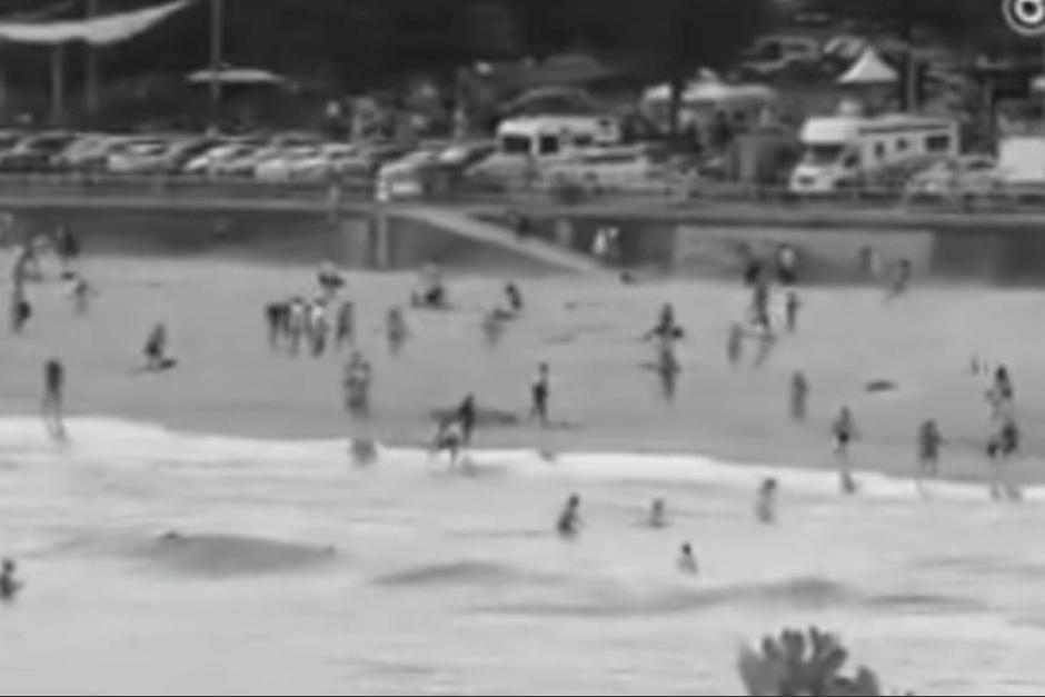 Dos hombres armados iniciaron a disparar a las personas que se encontraban en la playa. (Foto: captura de video)