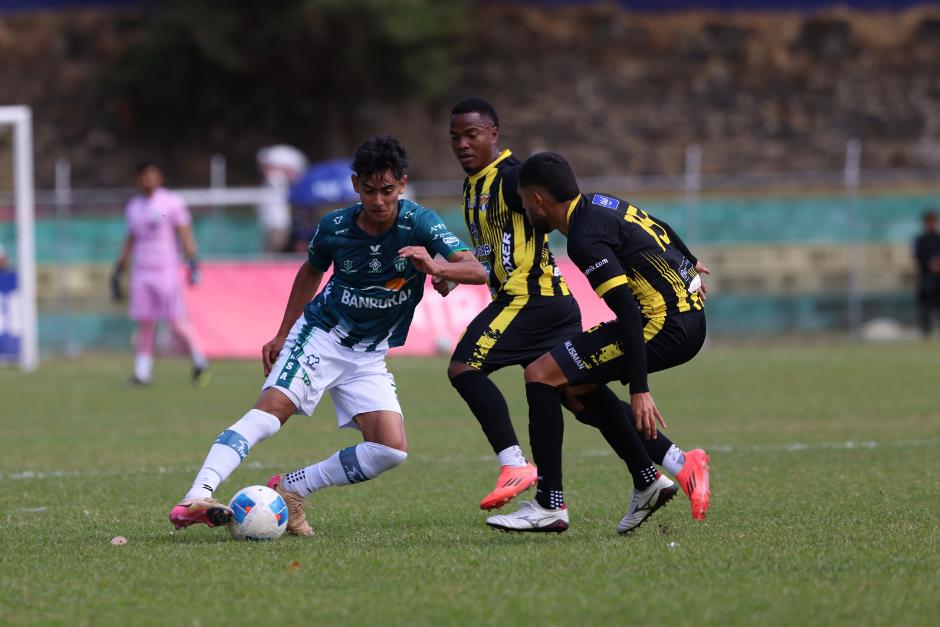 Héctor Prillwitz se ha hecho dueño y señor de la banda derecha del conjunto colonial y ahora colaboró incluso con una anotación. (Foto: Juan Manuel Mijangos/Colaborador)