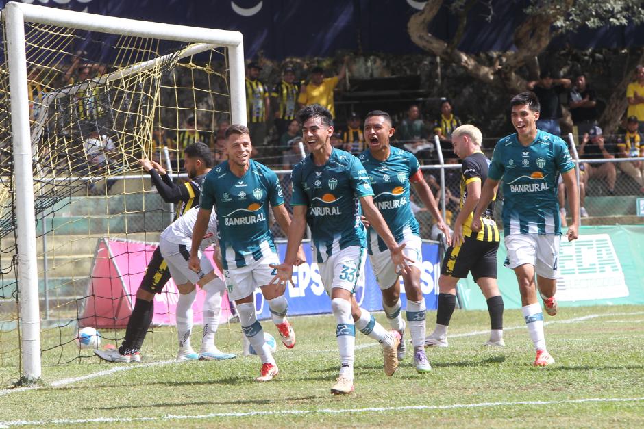 El juvenil Héctor Prillwitz festeja el gol del triunfo antigüeño. (Foto: Eddy Recinos / Nuestro Diario)