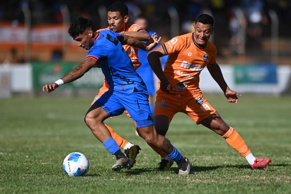 Rudy Muñoz intenta ganar el balón ante la marca de Vitor Alves y Carlos Castrillo (Foto: Pedro Pablo Mijangos / Nuestro Diario)