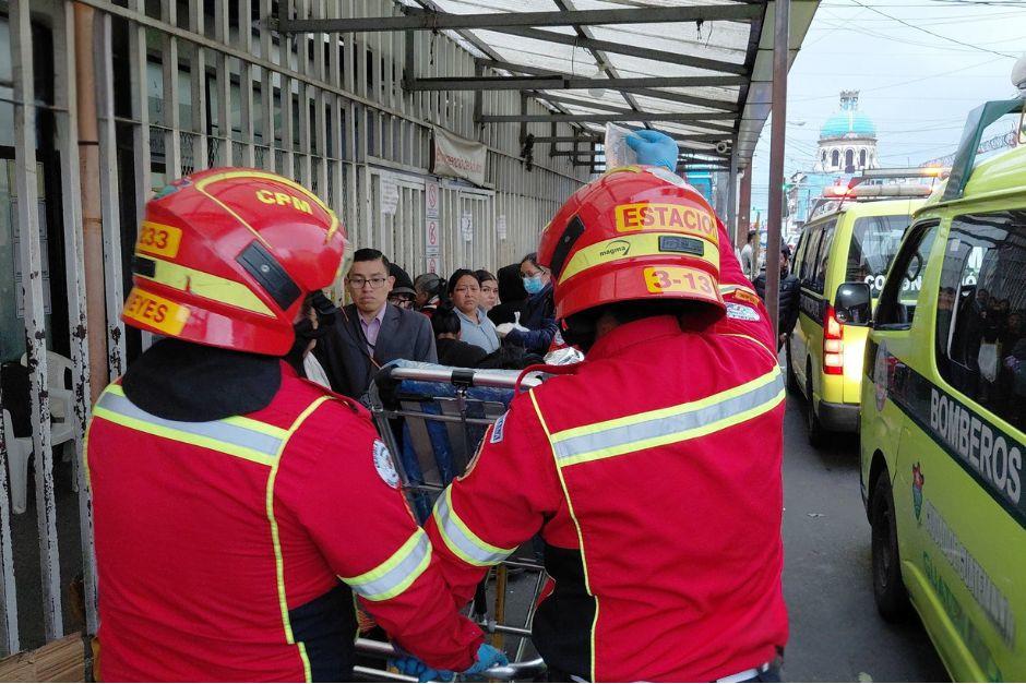 El joven fue trasladado al Hospital General San Juan de Dios. (Foto: Bomberos Municipales)