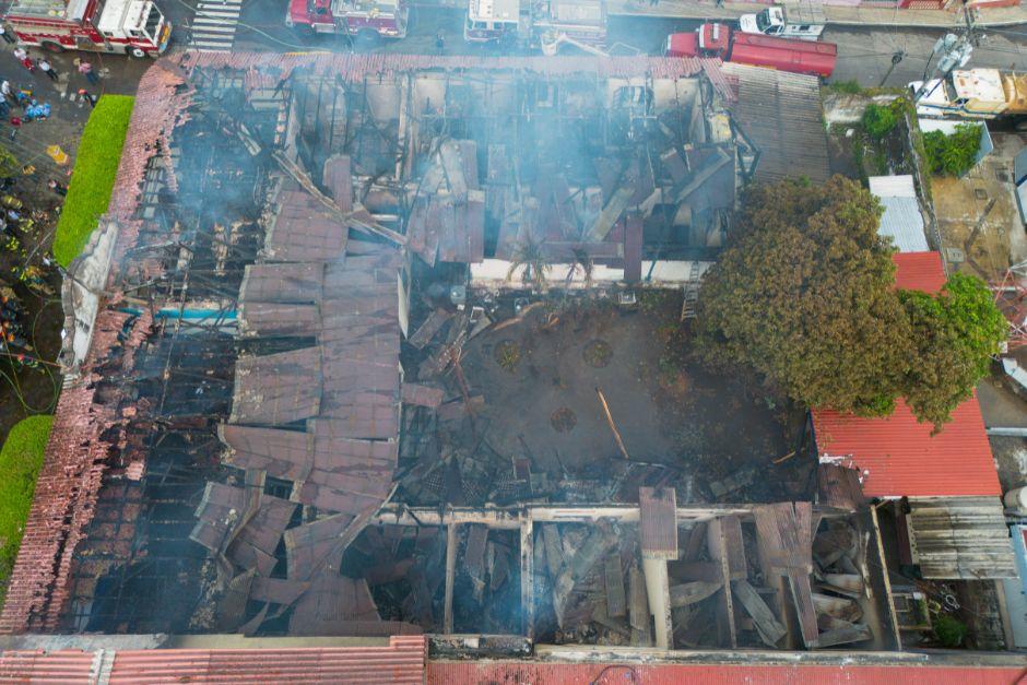 El 90% de las instalaciones de la Contraloría General de Cuentas quedó en cenizas. (Foto: Ángel Revolorio/Colaborador)