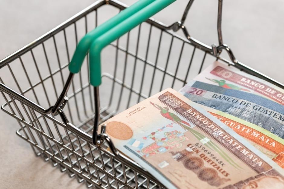 La brecha entre el salario mínimo y el costo de la canasta básica se mantiene de forma constante, reflejando una presión permanente sobre los ingresos de los hogares guatemaltecos. (Foto: Shutterstock) 