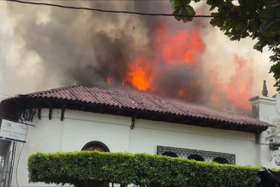 Varias oficinas se han incendiado, entre ellas las de la Contraloría General de Cuentas. (Foto: redes sociales)