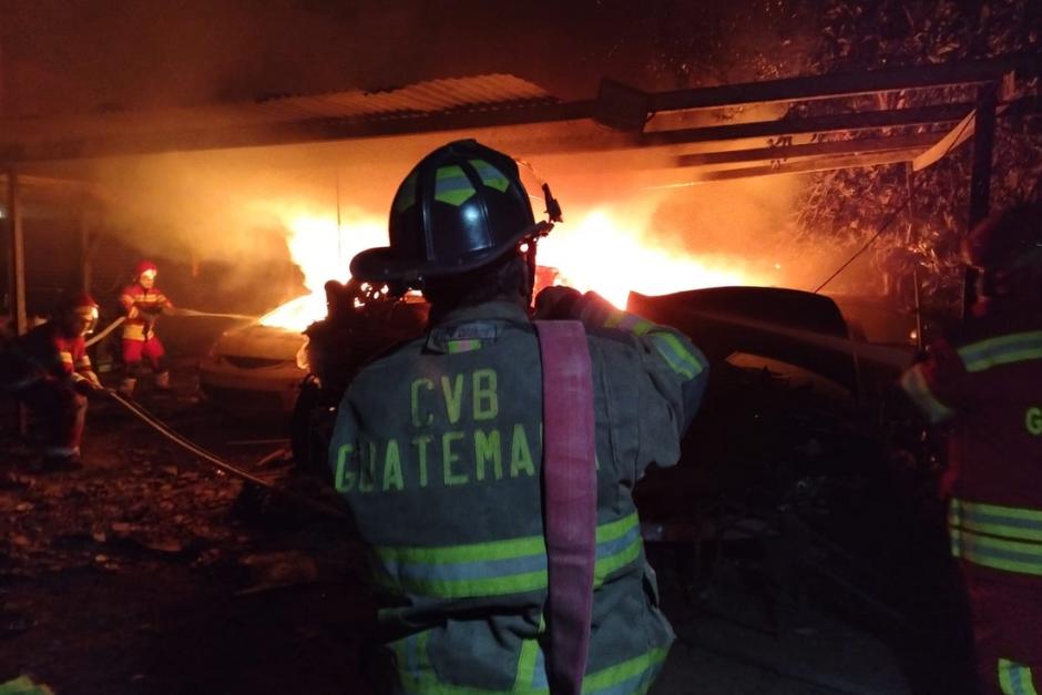 Bomberos trabajaron arduamente para sofocar el fuego (Foto: Bomberos Voluntarios)