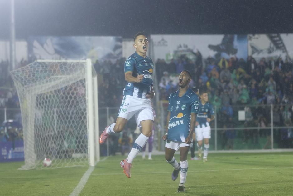Óscar Santis fue el artífice de poner el 1-0 de Antigua en la goleada 4-2 sobre Aurora. (Foto: Juan Mijangos / Nuestro Diario)