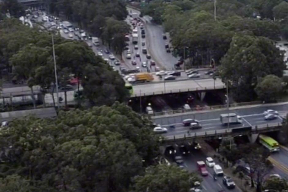 Se mantiene alta carga vehicular en la ciudad de Guatemala este miércoles. (Foto: captura de video)