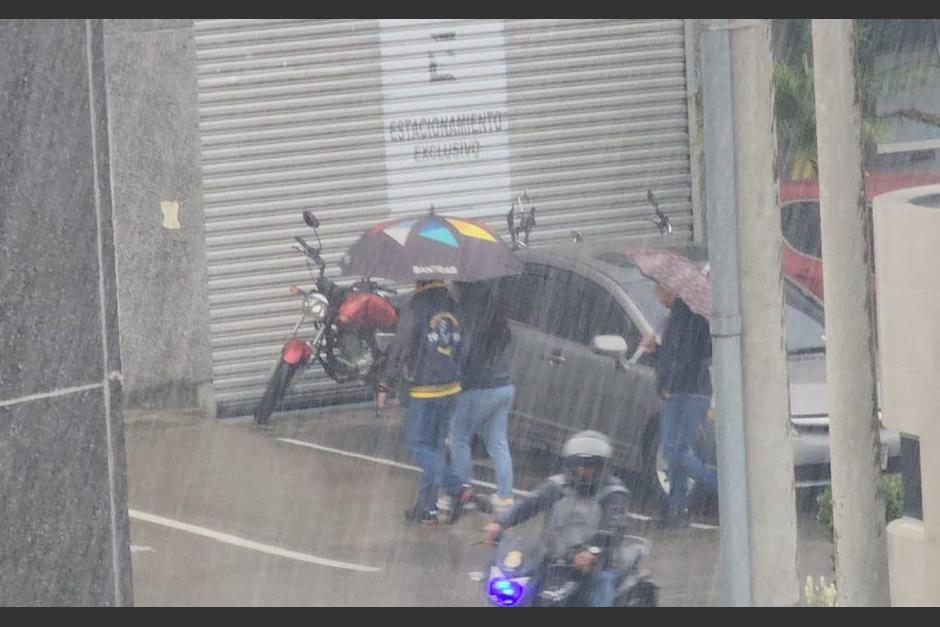 La lluvia de este mediodía está afectando a varios guatemaltecos. (Foto: Jorge Senté/Nuestro Diario)