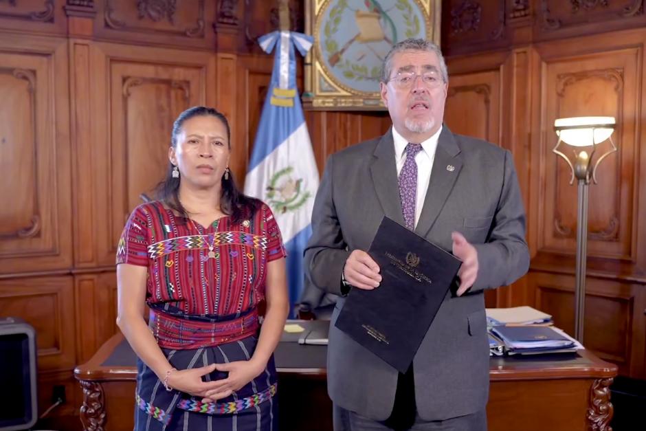En un mensaje transmitido en redes sociales, el presidente Bernardo Arévalo dio a conocer las condiciones del salario mínimo previsto para 2026. (Foto: Captura de pantalla/Soy502)