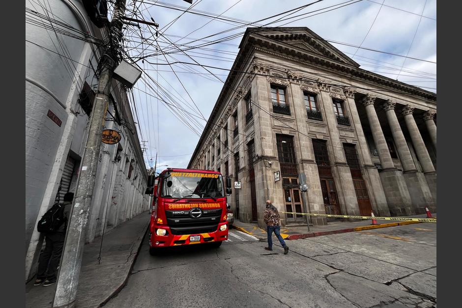 Los bomberos han intentado persuadir por tiempo prolongado a un hombre. (Foto: Ericka Colop)