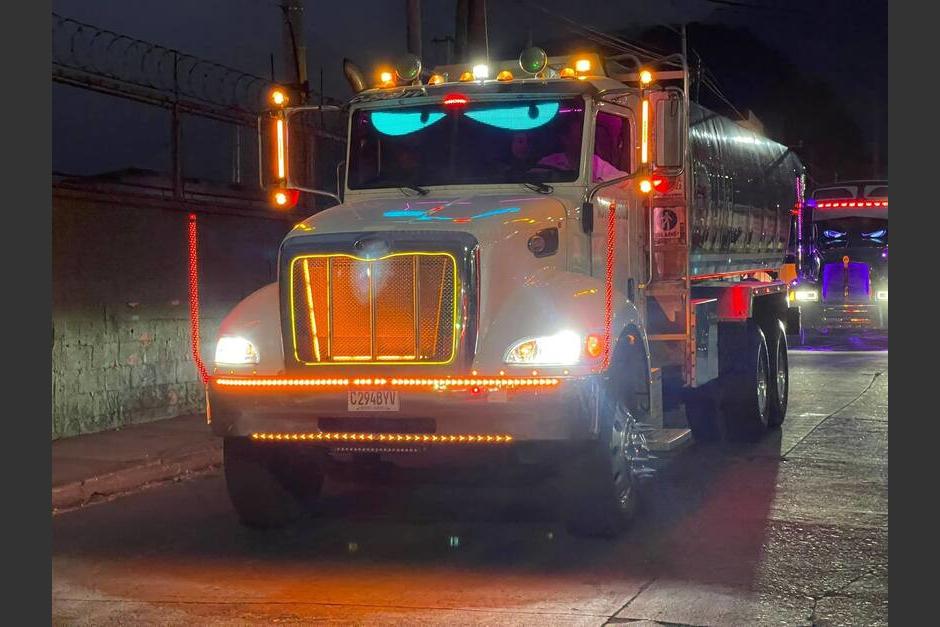 Un niño bautizó esta pipa de transporte como el “Ojitos mentirosos”, por su diseño de luces. (Foto: Edwards Morales/Colaborador)