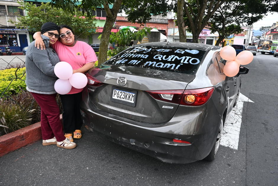 Madre e hija se abrazan en plena vía, para celebrar con alegría la última quimioterapia contra el cáncer de su señora madre. (Foto: José Pos/Colaborador)
