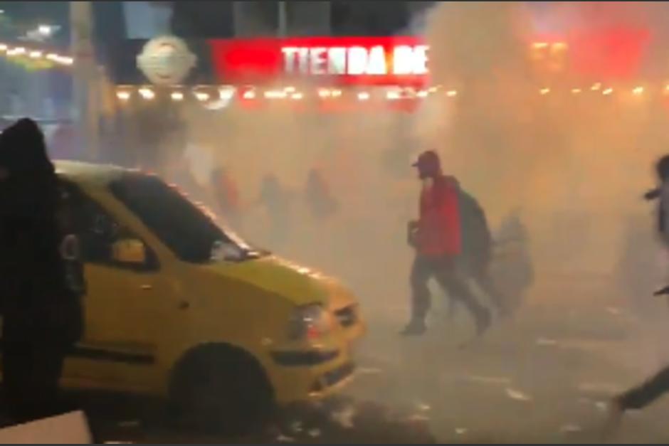 Los disturbios empañaron una fiesta de banderas y cánticos. (Foto: captura de video)
