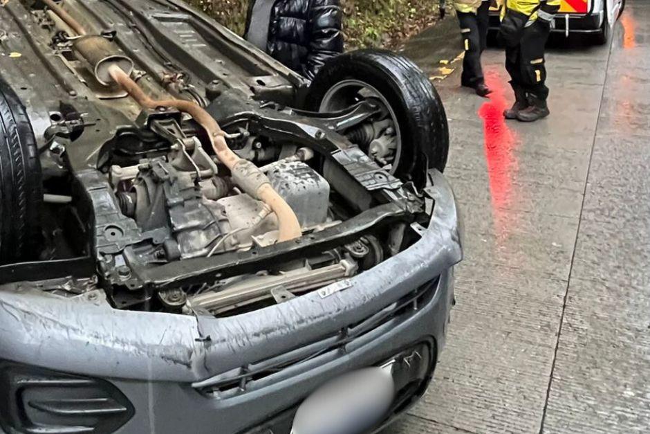 El vehículo quedó volcado sobre la cinta asfáltica. (Foto: Bomberos Voluntarios)