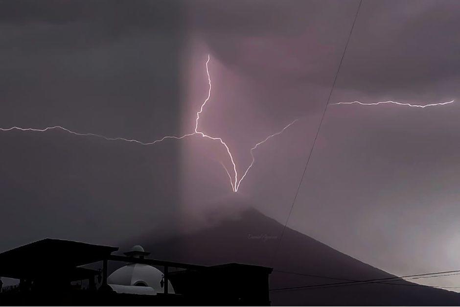 Los rayos se observaron sobre el cráter del volcán de Agua este jueves. (Foto: Clima Guatemala)