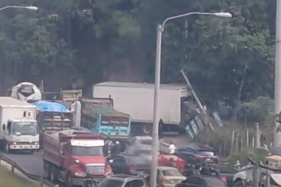 El cargamento del camión se salió tras el impacto. (Foto: captura de video)