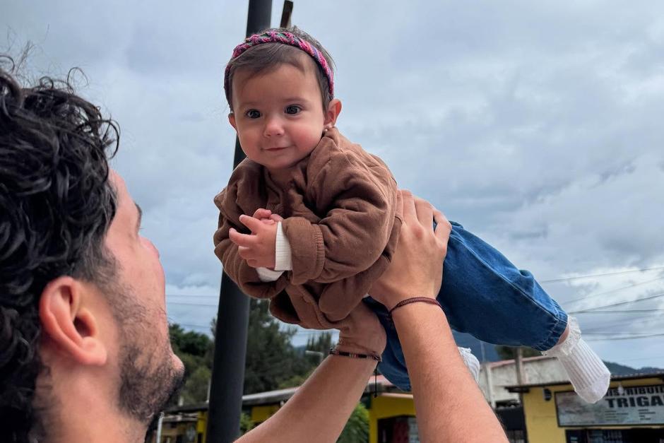 La pequeña disfruta feliz de un momento cotidiano. (Foto: Instagram/Janelle González)