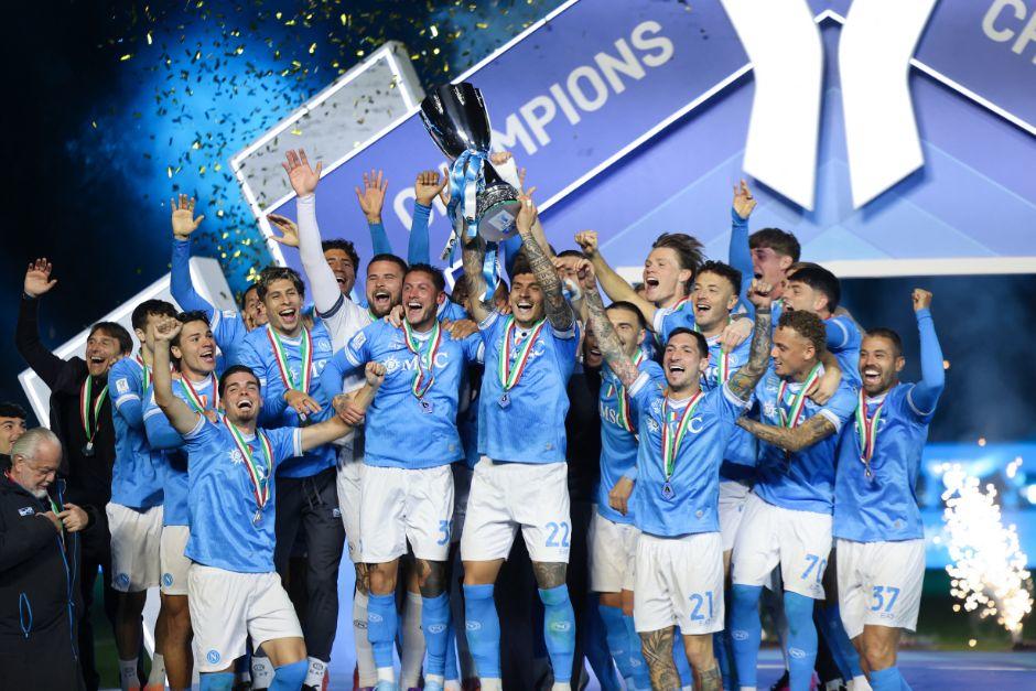 11 años pasaron desde la última vez que el Nápoli ganó este título. Ahora, con Antonio Conte, volvieron a ser el supercampeón italiano. (Foto: AFP)