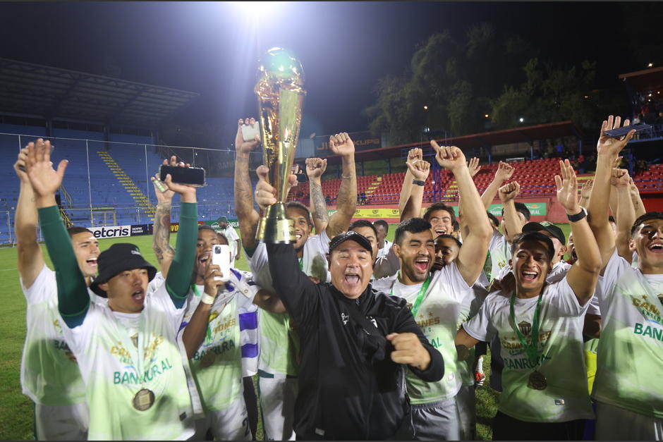 El club panzaverde pudo celebrar luego de que los aficionados de Municipal abandonaran el estadio. (Foto: Juan Mijangos / Nuestro Diario) 
