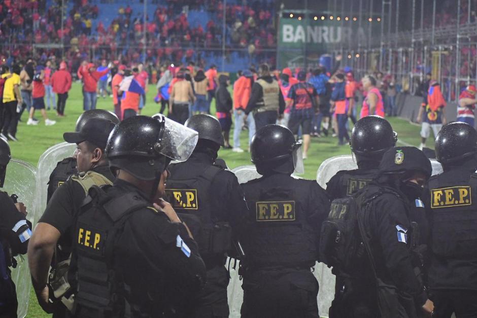 Las fuerzas especiales de la Policía Nacional Civil tuvieron que intervenir en El Trébol. (Foto: Rudy Martínez / Nuestro Diario)