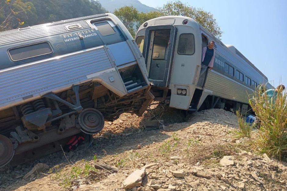 En el accidente ferroviario fallecieron 13 personas y al menos 98 resultaron heridas. (Foto: redes sociales)