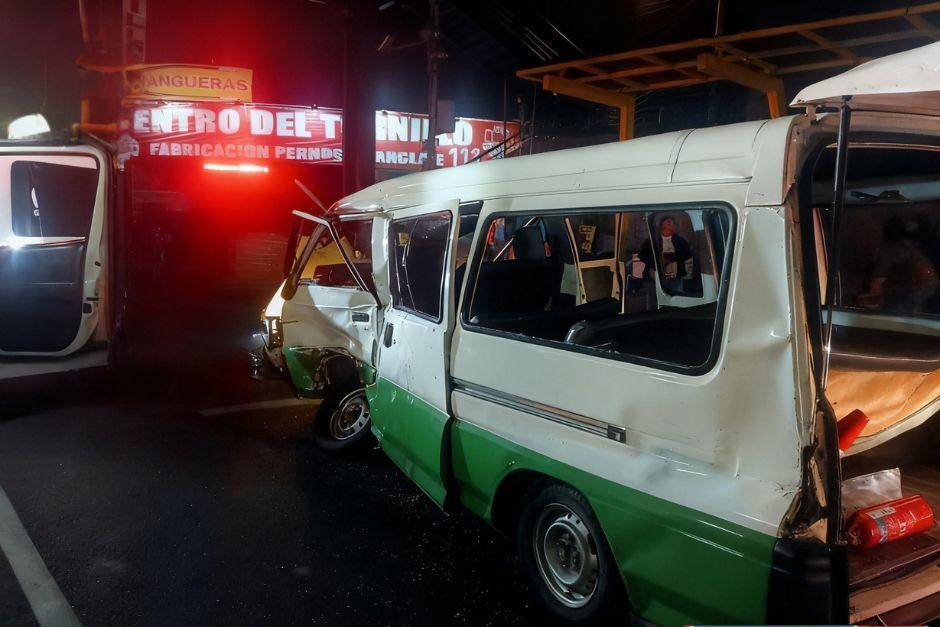 Ambos vehículos sufrieron daños materiales y quedaron varios heridos en el lugar. (Foto: Bomberos Municipales)