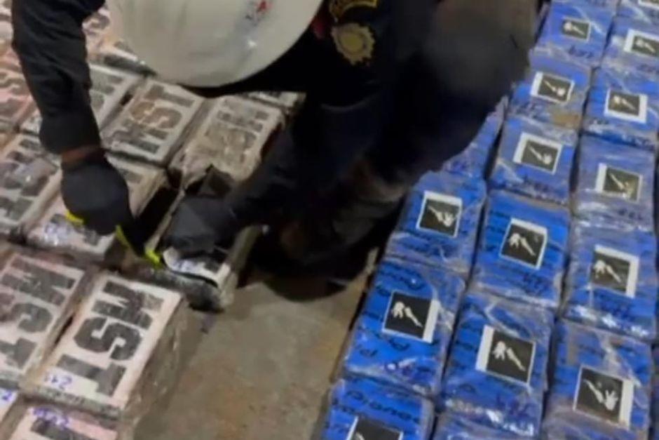 En 49 sacos fueron hallados los 292 paquetes de cocaína. (Foto: PNC)