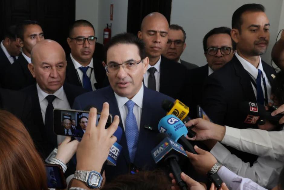 El ministro de Gobernación, Marco Antonio Villeda, al salir de una citación en el Congreso. (Foto: Mingob)