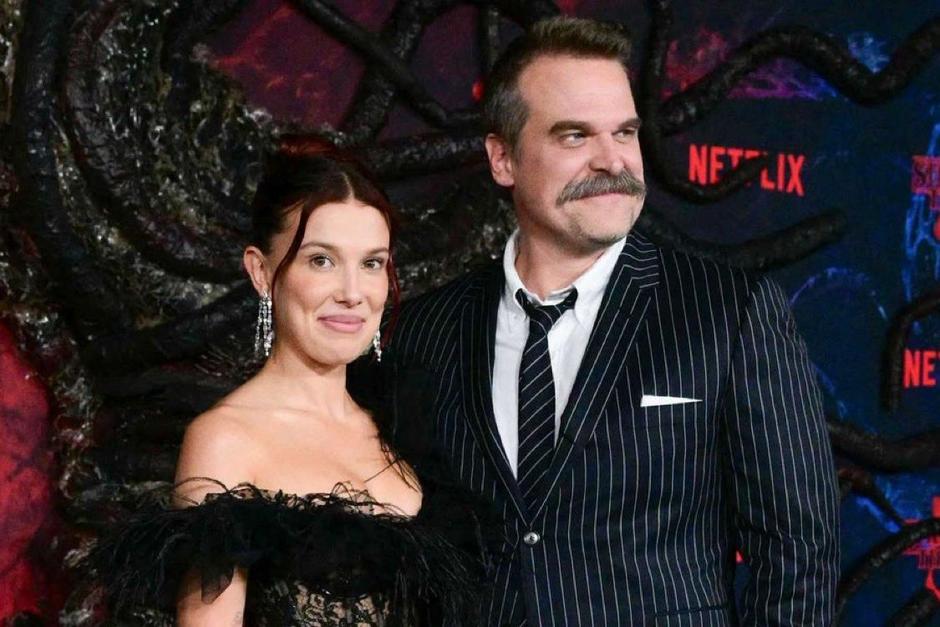 Millie Bobby Brown y David Harbour muestran su cercanía durante la premier de "Stranger Things". (Foto: X)