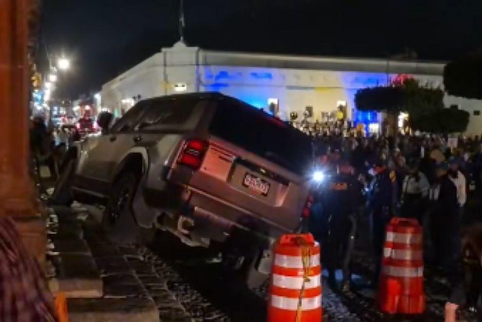 El vehículo se subió a las gradas del edificio municipal de la Antigua Guatemala. (Foto: Captura de video)