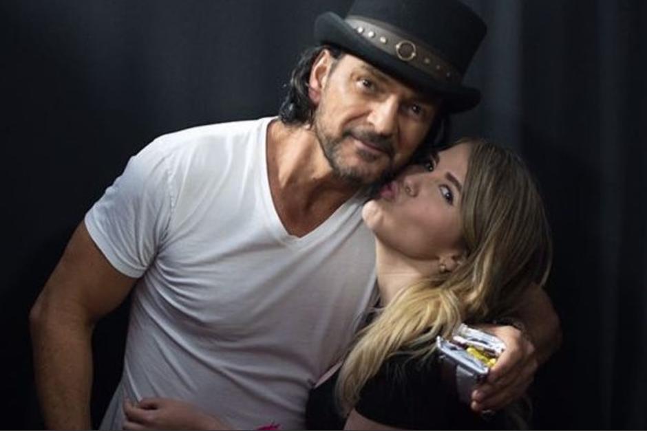 Ricardo Arjona se detiene para saludar a su seguidora más fiel. (Foto: X)