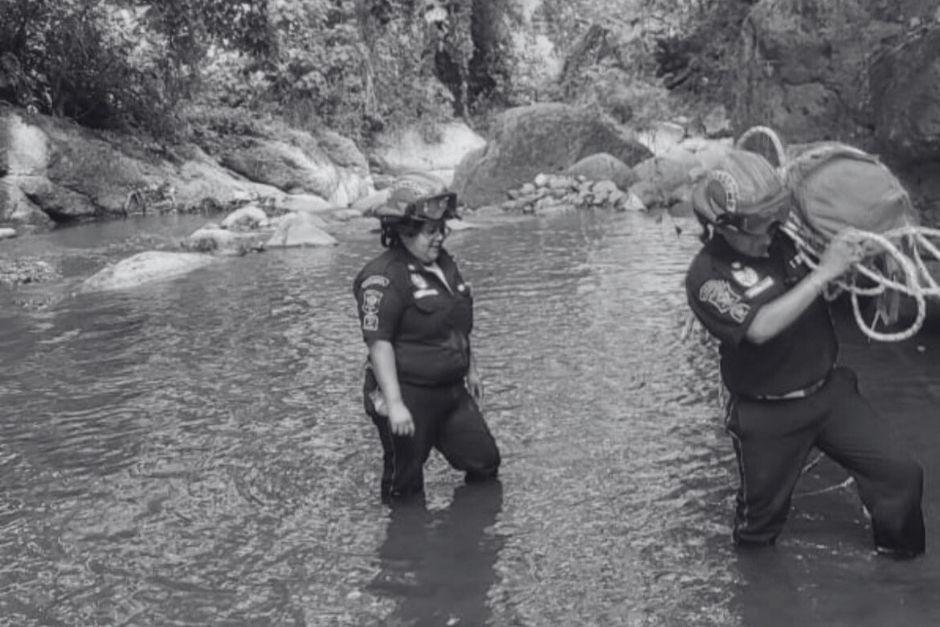 Socorristas rescataron el cuerpo sin vida de un hombre en barranco en Chimaltenango. (Foto: Asonbomd)