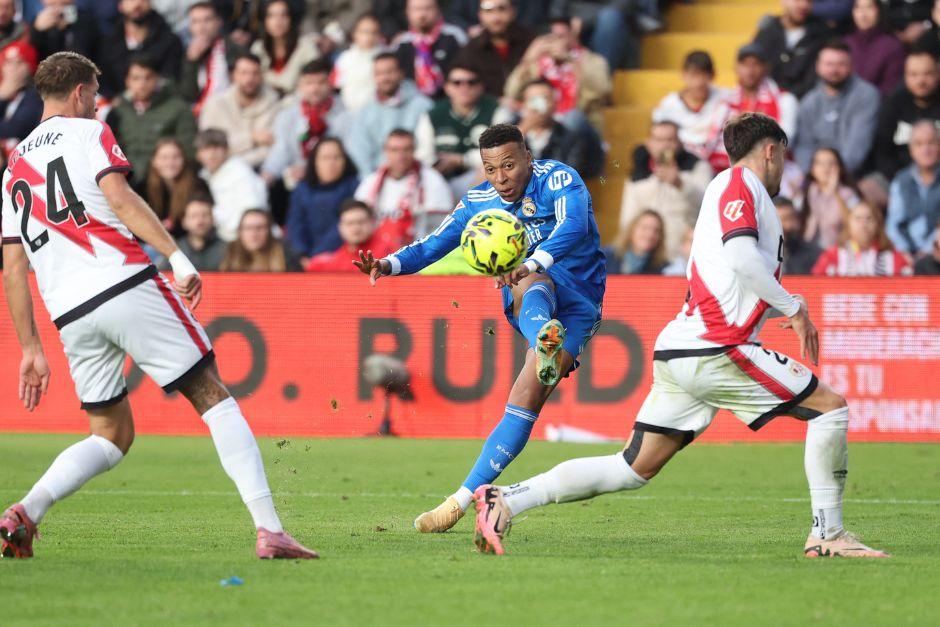 Kylian Mbappé solo hizo un remate al arco y no pudo ayudar a su equipo con goles. El delantero francés estuvo bien marcado. (Foto: AFP)