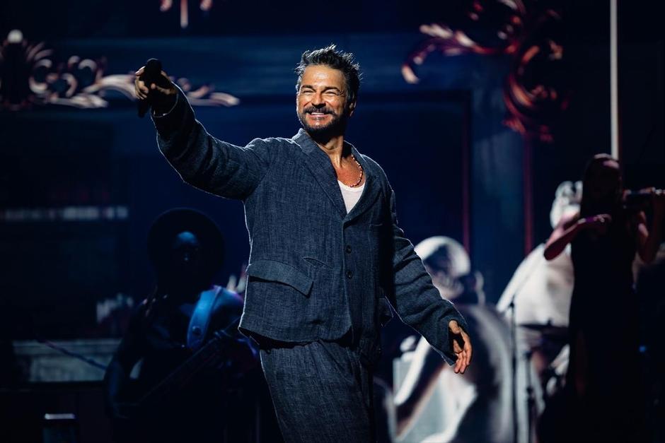 La fanática esperó hasta que el cantautor guatemalteco saliera del Teatro Nacional para darle las flores. (Foto: Ricardo Arjona)