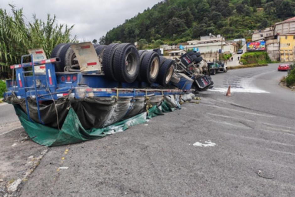 Autoridades coordinarán la limpieza de la cinta asfáltica para restablecer el paso tras la volcadura del tráiler. (Foto: Bomberos Voluntarios)