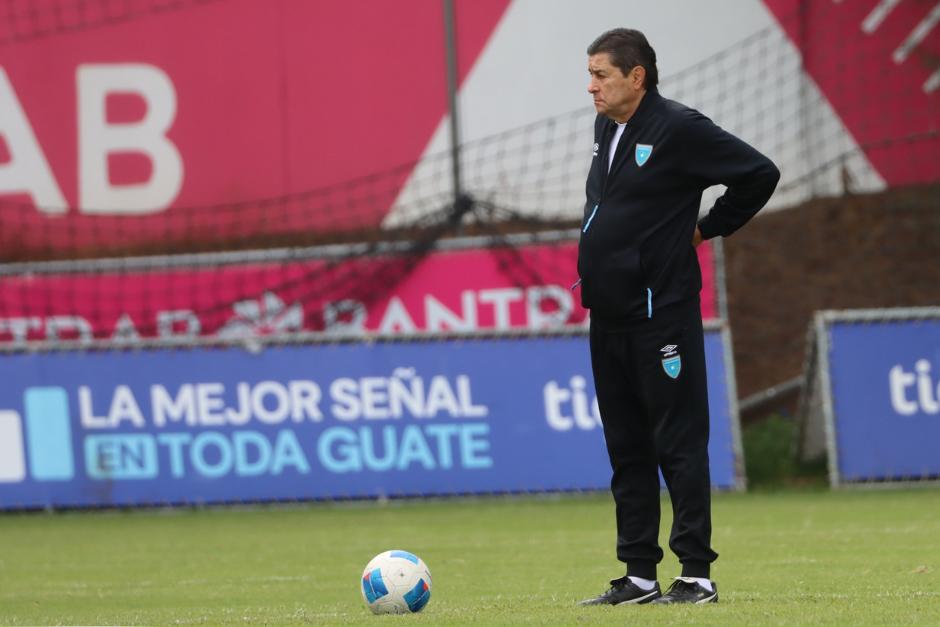 El técnico mexicano Luis Fernando Tena tiene varias dudas para armar la alineación titular de Guatemala. (Foto: FFG)