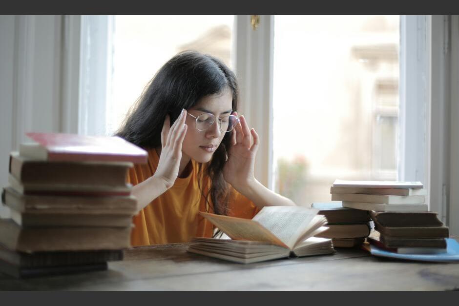 Los jóvenes pueden sufrir cargas de estrés por acumulación de trabajo escolar. (Redes Sociales)
