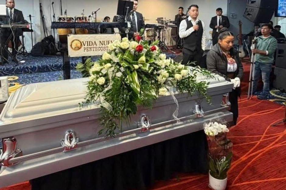 Más de 100 personas asistieron al funeral de la guatemalteca asesinada por error. (Foto: IndyStar)