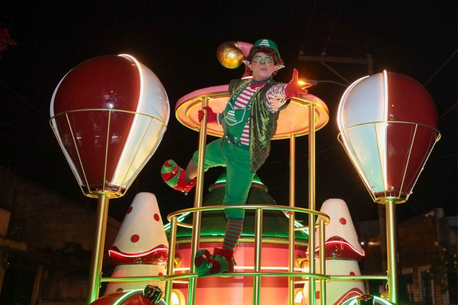 Elfo saluda a los espectadores durante el Desfile Navideño en su recorrido en la zona 2 capitalina. (Foto: Oscar Rivas/Colaborador)