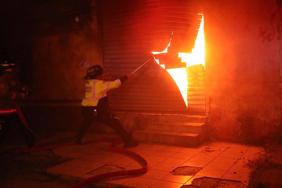 Bomberos Municipales y Voluntarios trabajaron en el lugar para apagar las llamas del incendio de un inmueble. (Foto: Bomberos Voluntarios)